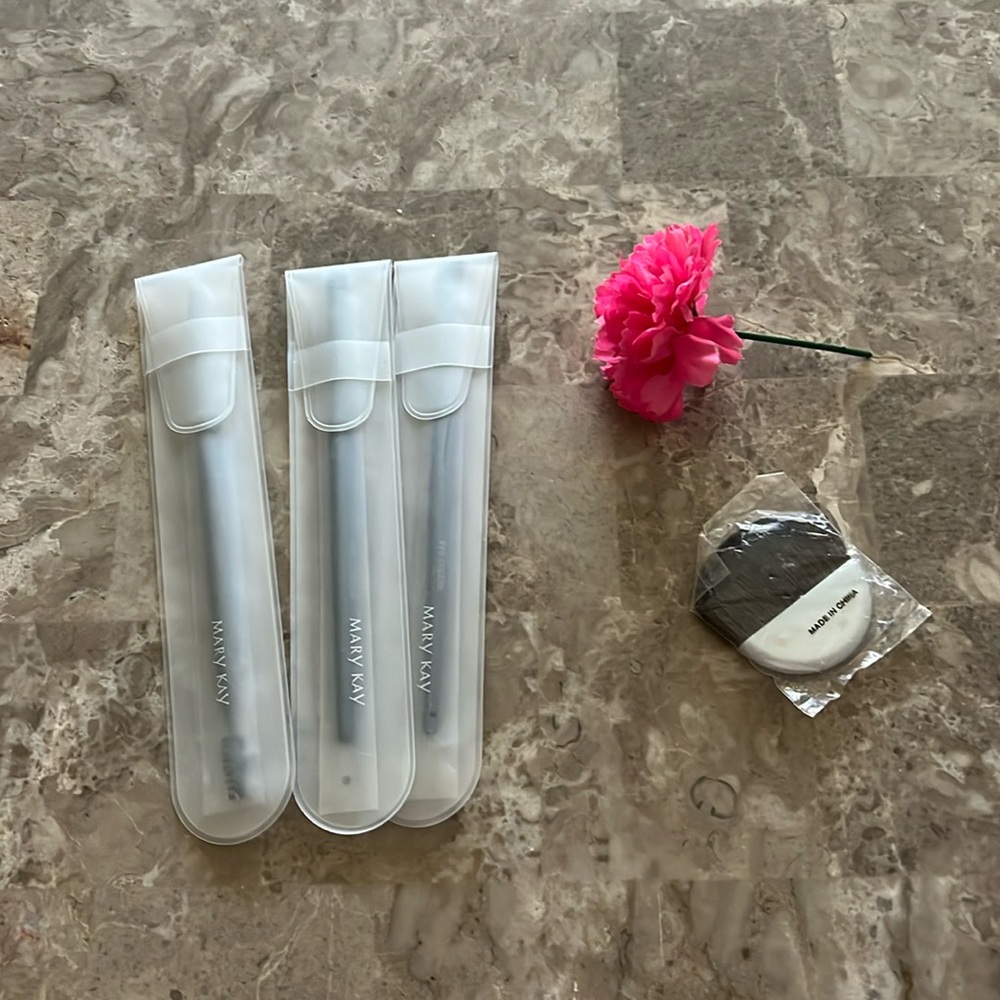 Brush for eyes and face